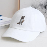 casquette raton-laveur en pyjama avec son doudou animaux mignons